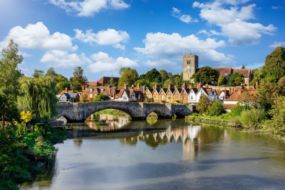 A Kent village beside a river with a stone bridge